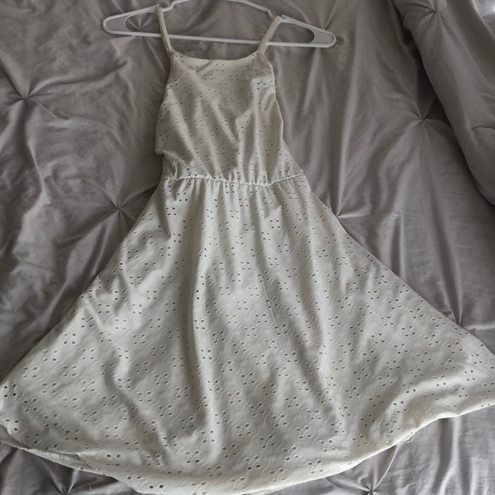 Beautiful white dress! Beautiful details!